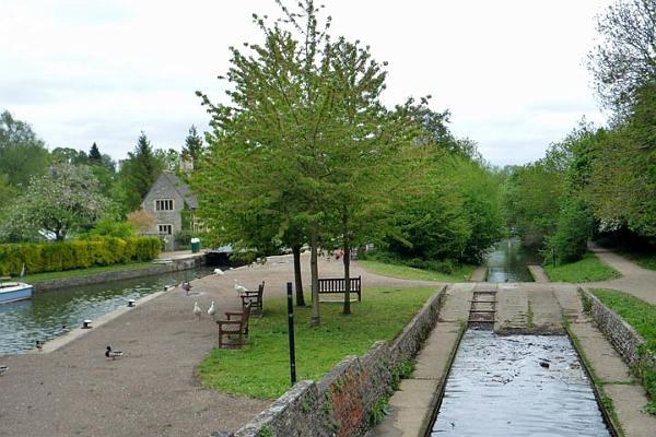 Jane points out the ramp for small craft to avoid the lock.jpg